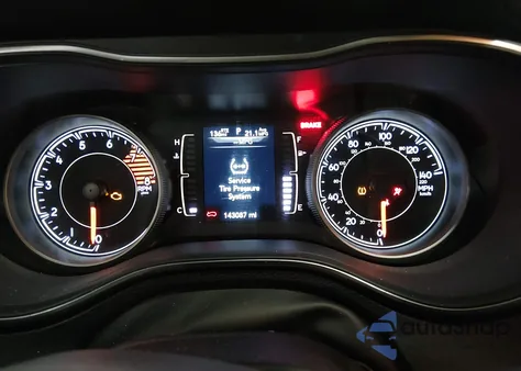 2019 Jeep Cherokee Latitude 4X4 z USA, uszkodzony, nr VIN 1C4PJMCX8KD112021